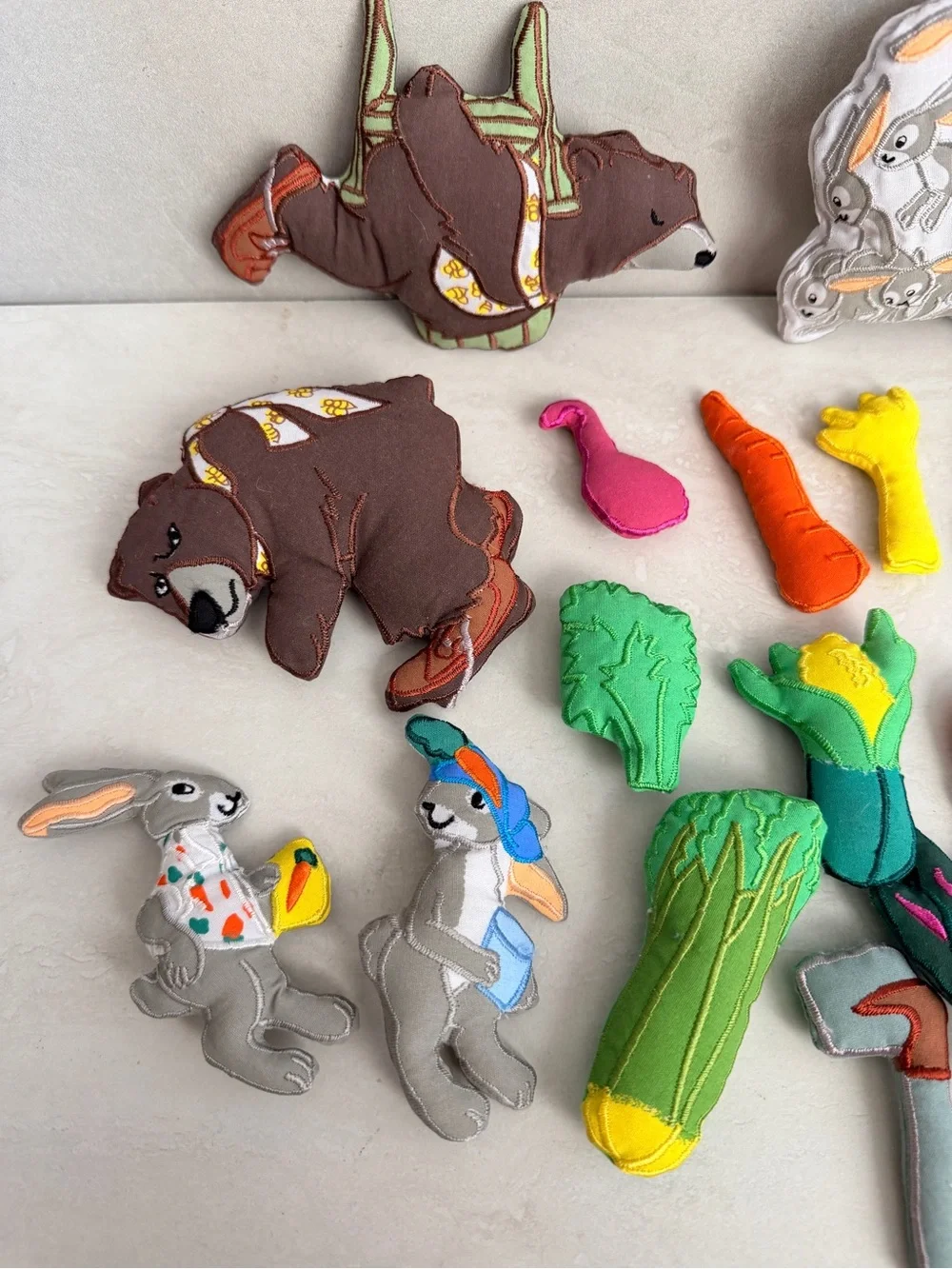 “Tops & Bottoms” Felt Storyboard Kit - 21 Pieces